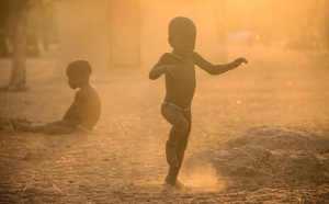 Himba-Namibia-dancing_child_2. Namibia photo tours